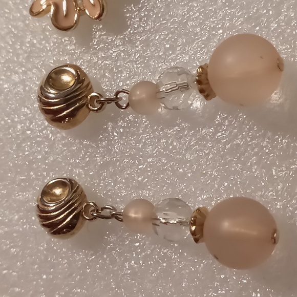 2 pair vintage Enamel floral stud & etched & crystal drop both in gold tone. - Picture 7 of 7